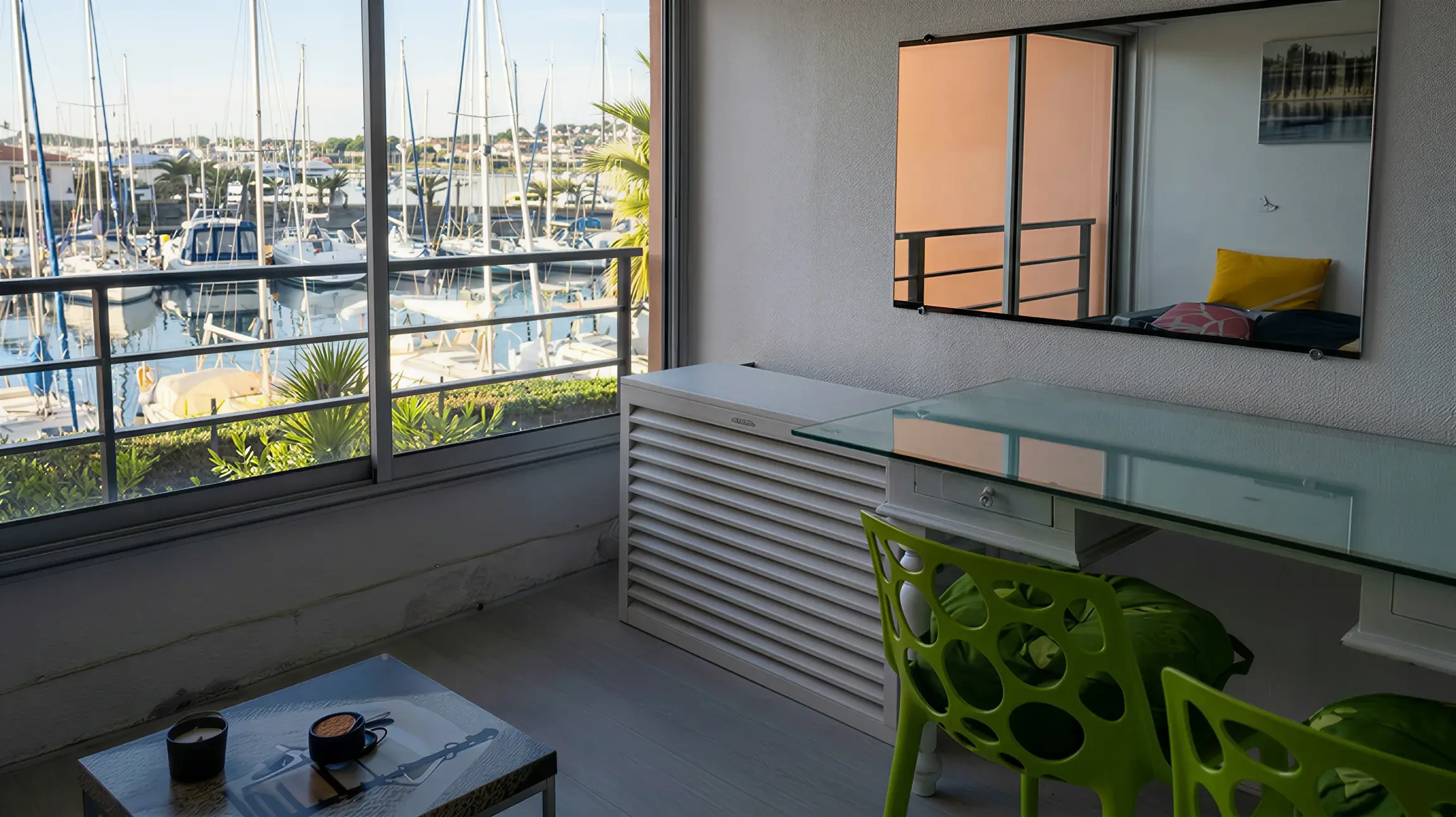 Façade extérieure de maison moderne avec unité de climatisation installée